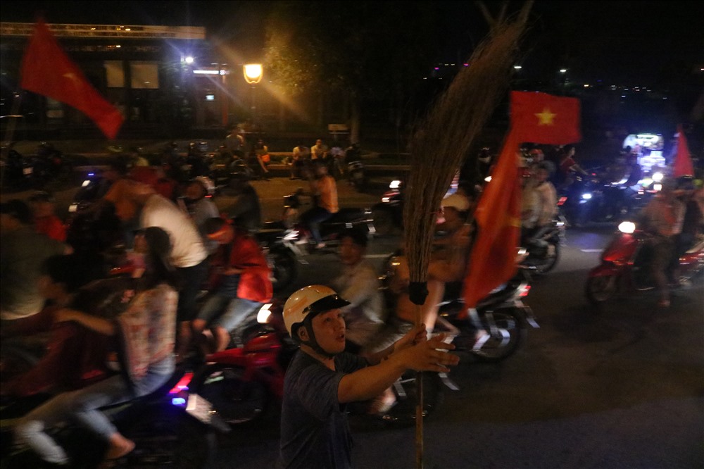 Không có cờ đỏ sao vàng nên chàng trai này đi cổ vũ bằng... chổi