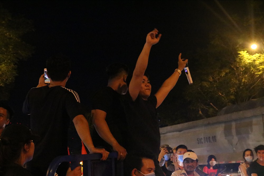 Chàng trai này đưa hẳn loa thùng và micro lên xe để làm hẳn một liveshow cổ vũ đội tuyển U23 Việt Nam