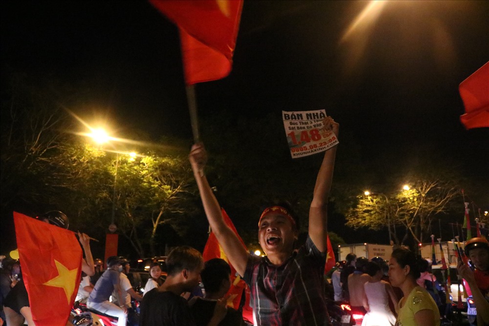 Anh chàng này cũng tranh thủ rao bán căn nhà của mình. Biết đâu vừa đi cổ vũ bóng đá vừa bán được nhà thì niềm vui nhân đôi