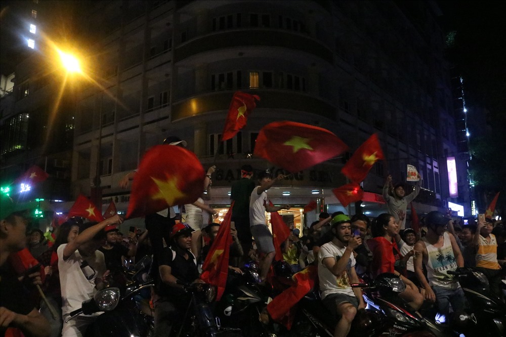 Không hòa mình vào dòng người đông đúc, nhóm bạn này tụ tập tại một góc đường và mở nhạc EDM lên để “quẩy”