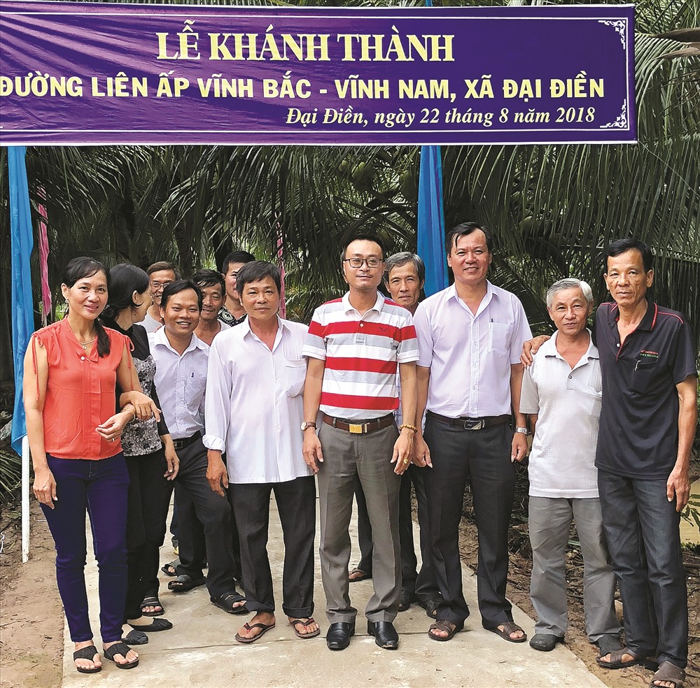 Người dân vui mừng trong buổi khánh thành đường liên ấp.