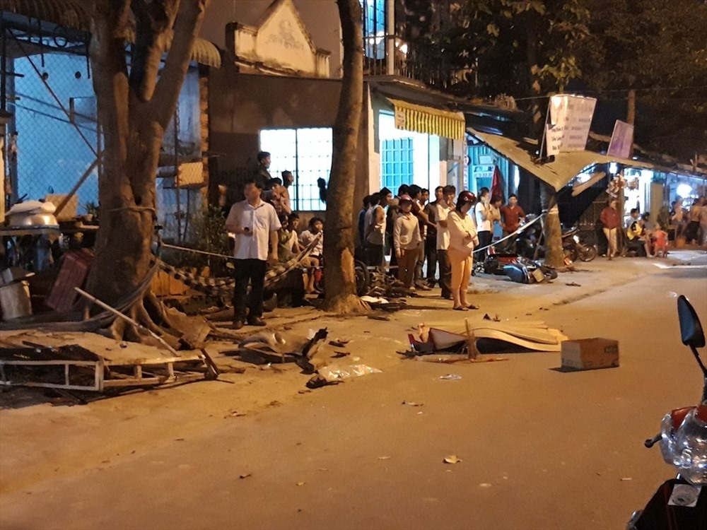 Xử lý tình huống kém, tài xế lái ô tô tông liên tiếp khiến 2 người tử vong 6 người bị thương.