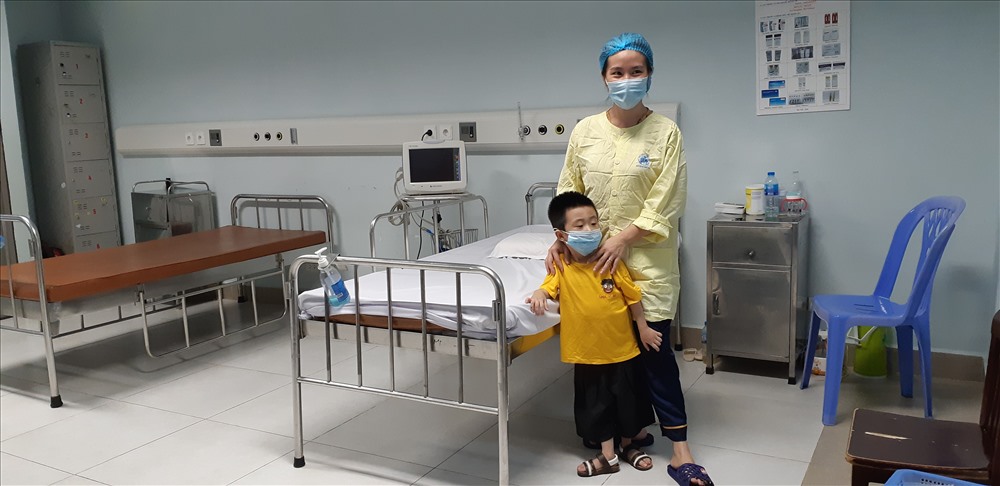 Cháu bé 4 tuổi được xuất viện chiều 28.8. Ảnh: Thùy Linh
