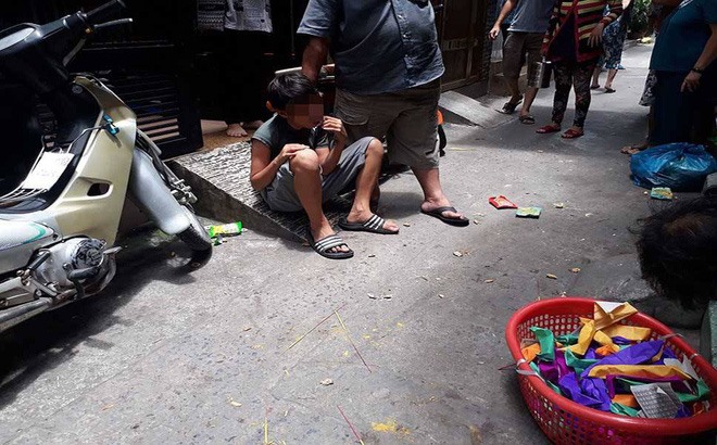 Đối tượng Ph. bị người dân khống chế và giao cho công an