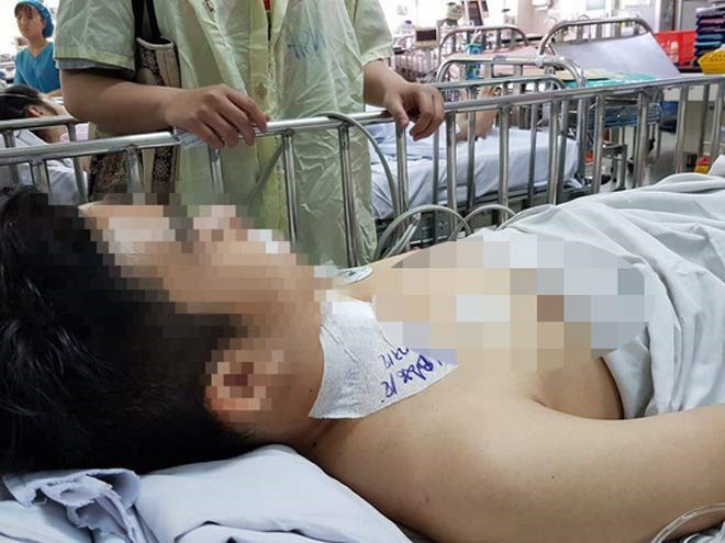 Thiếu niên S. bị đâm vào cổ nằm điều trị tại bệnh viện