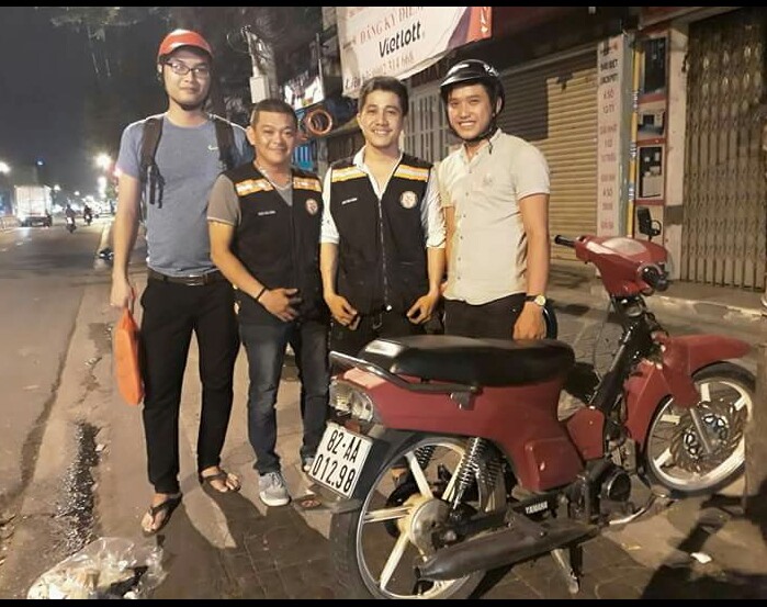 Niềm vui của người đi đường khi xe của mình bị hỏng được thành viên Đội SOS sữa chữa kịp thời.