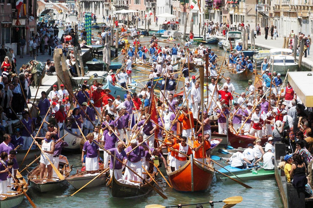Lễ hội đua thuyền quý tộc rực rỡ màu sắc ở Italia - 7
