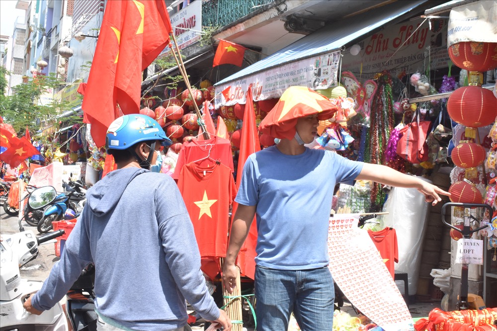 Đại diện cửa hàng Phong Thái (Đường Hải Thượng Lãn Ông, Quận 5, TPHCM) cho biết :“Năm nào tôi cũng nhập cờ về bán 2/9, riêng năm nay nhờ sự kiện ASIAD nên tôi phải nhập gấp đôi để bán.”