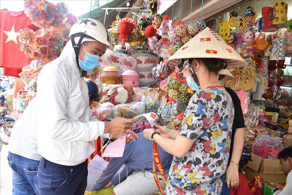 Bên cạnh đó, đại diện cửa hàng Phượng Hoàng cho biết những ngày qua các mặt hàng cờ, băng rôn,... bán rất chạy, nhập về bao nhiêu bán hết bấy nhiêu, có thời điểm không có hàng để bán.