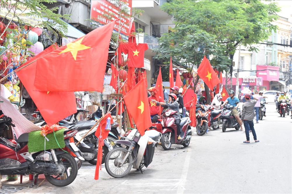 cả con đường ngập tràn màu đỏ tươi