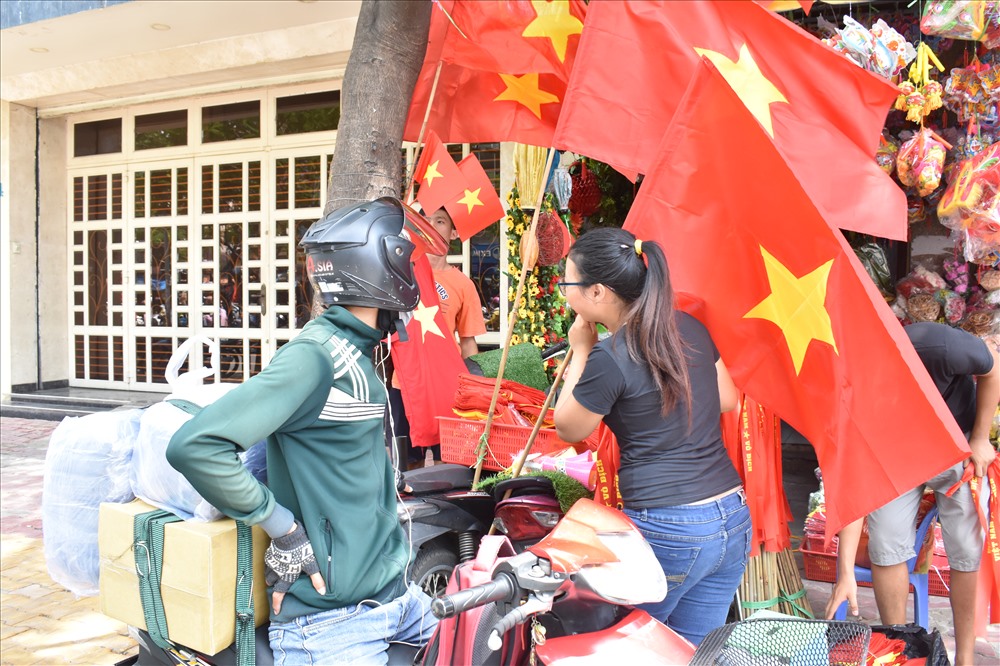 Không chỉ mua lẻ, nhiều người còn tìm đến các cửa hàng này để nhập sỉ về bán.
