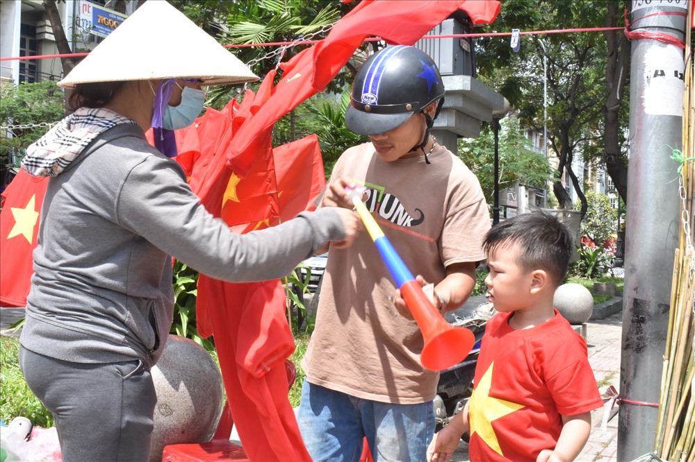 Người đàn ông này dẫn con trai đi lựa mua áo cờ và kèn để chuẩn bị cổ vũ cho Đội tuyển U23 Việt Nam gặp U23 Hàn Quốc tại vòng bán kết ASIAD vào chiều tối nay.