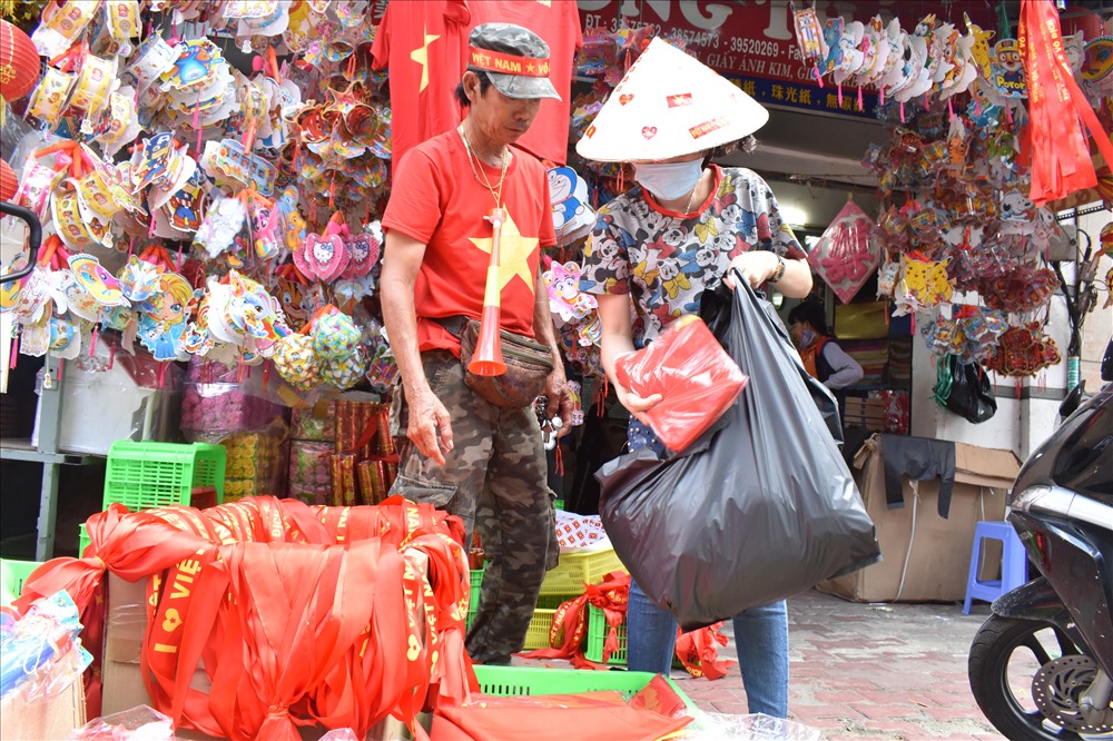 Tương tự, một người đàn ông (xin giấu tên) cũng nhập các mặt hàng này về bán.