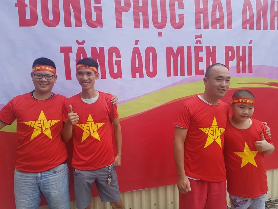 Theo vị đại diện, đây là lần thứ 2 công ty tổ chức buổi phát áo cổ động miễn phí. Trước dó, tại trận bán kết với Syria, công ty này cũng đã phát hơn 200 áo cờ đỏ sao vàng cho người đi đường và được đông đảo người dân hưởng ứng.