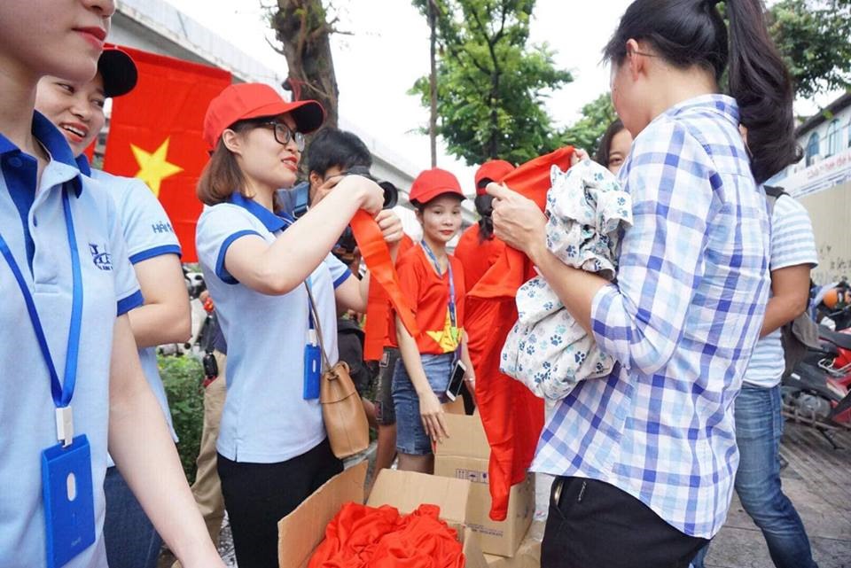 Hòa chung bầu không khí rực lửa của người hâm mộ cả nước trước trận bán kết bóng đá nam Asiad 2018, tiếp lửa cho đội tuyển Olympic Việt Nam từ quê nhà, nhiều công ty, doanh nghiệp đã cho nhân viên nghỉ làm, phát áo cổ động và có những hành động cụ thể hỗ trợ các cổ động viên.
