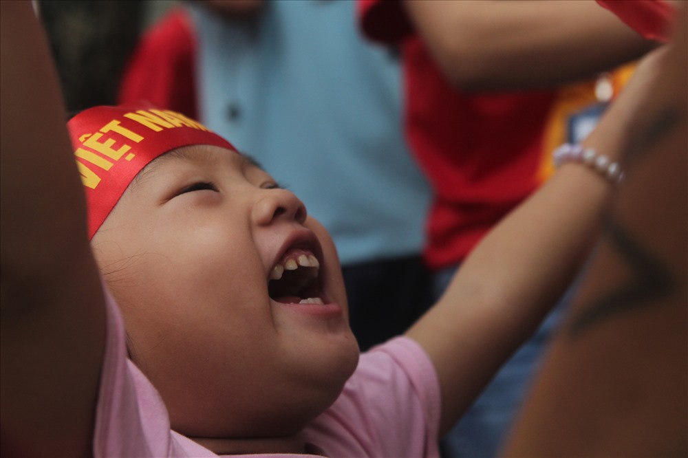Rất nhiều cổ động viên đến nhận áo.