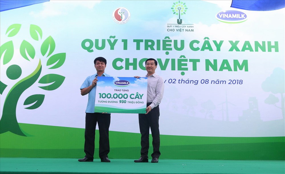 Ông Đỗ Thanh Tuấn – Giám đốc Đối Ngoại Vinamilk trao bảng tượng trưng tặng 100.000 cây cho ông Nông Quang Nhất - Giám đốc Sở Nông Nghiệp & Phát triển nông thôn tỉnh Bắc Kạn