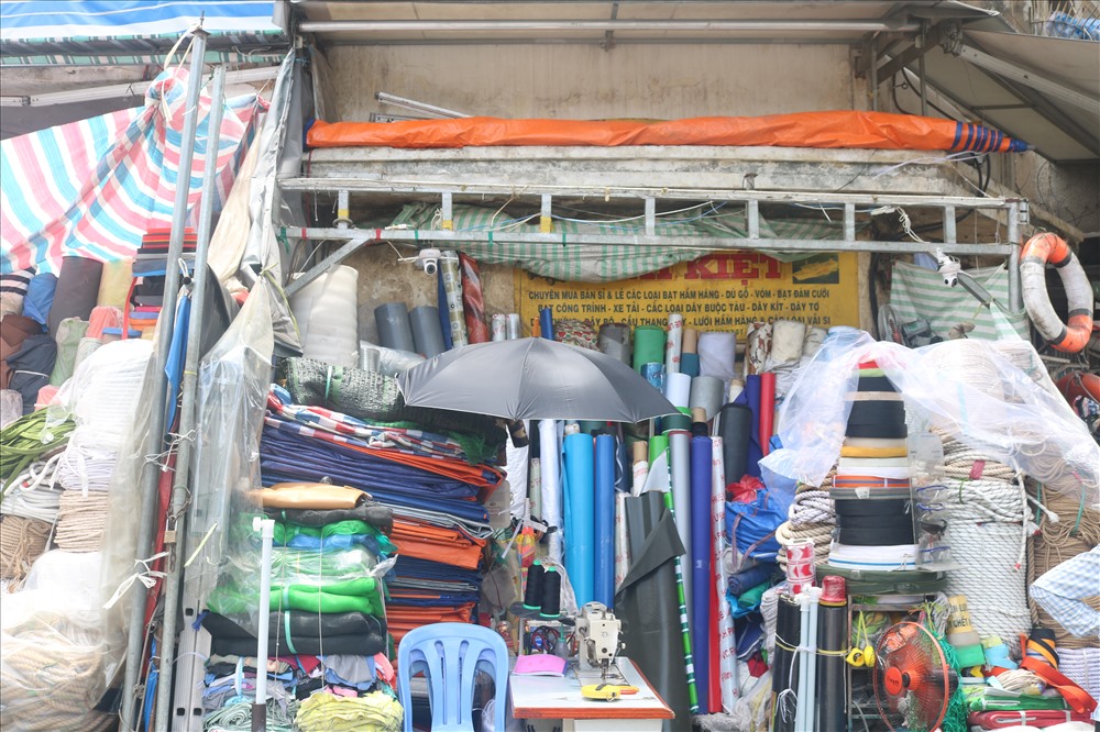Một trong những cửa hàng của tiểu thương được tháo dỡ trống trơn, hàng hóa lộ ra hết ngoài trời. Ảnh V.H