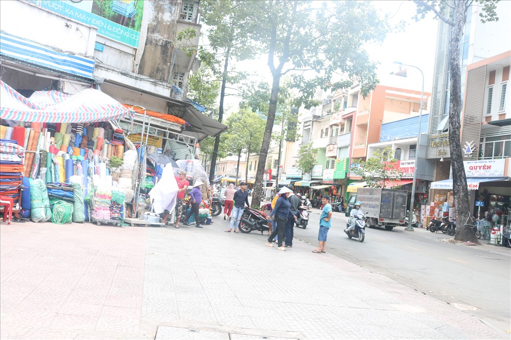 Nhiều người dân và tiểu thương mong muốn có một giải pháp hữu hiệu để họ vừa kinh doanh sinh sống, nhưng cũng vừa tuân thủ việc lấn chiếm lòng đường, vỉa hè. Ảnh V.H