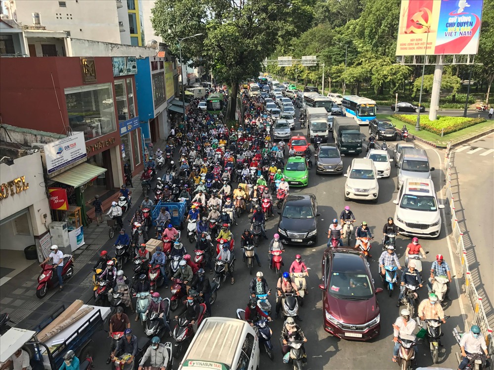 Giao thông hỗn loạn khu vực vòng xoay Lăng Cha Cả.