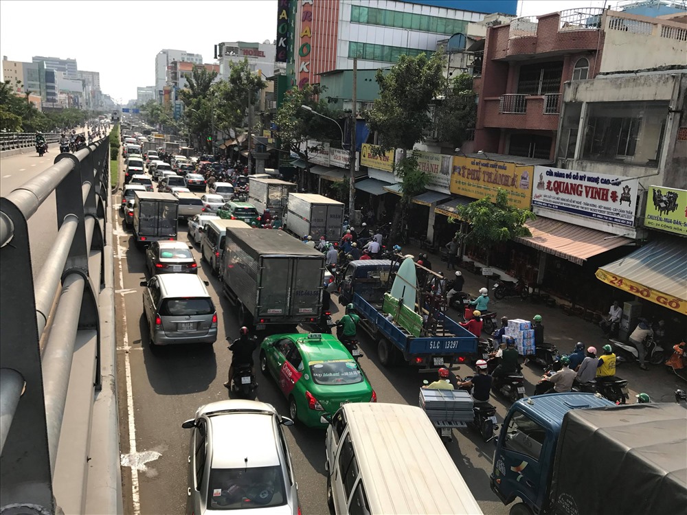 Kẹt xe kéo dài trên đường Cộng Hòa.