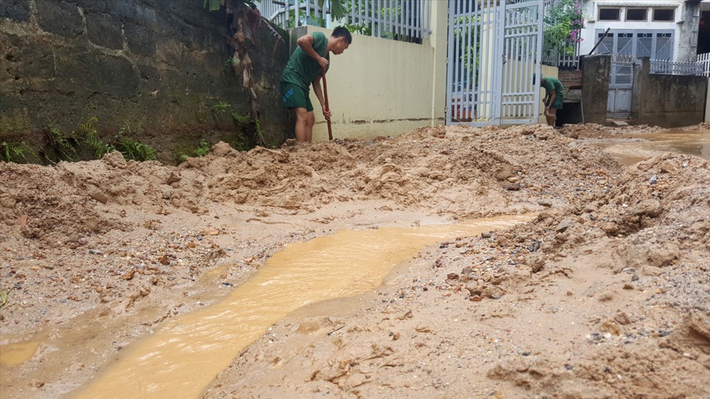 Cứ mỗi trận mưa, bùn đất lại đổ ập xuống khu dân cư tổ 6, khu 9, phường Bãi Cháy từ dự án đồi Thủy Sản của Công ty CP 577. Ảnh: T.N.D