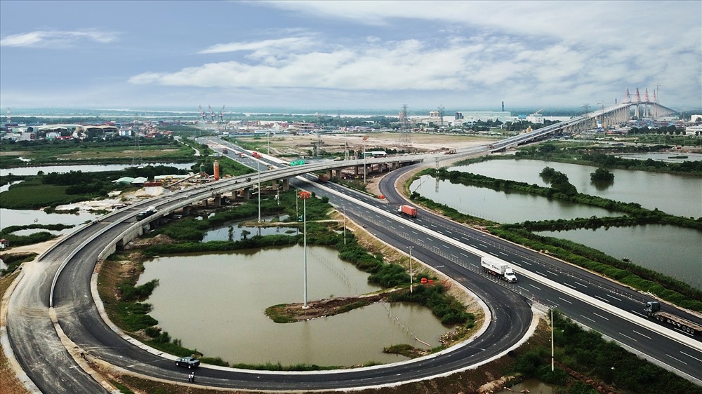 Dọc hai bên cao tốc, đã và đang hình thành nên những khu công nghiệp, khu kinh tế lớn... của các nhà đầu tư trong và ngoài nước. Ảnh: Đỗ Phương