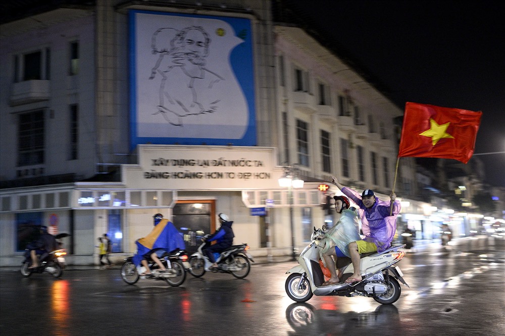 Mặc dù trời Hà Nội có mưa suốt từ buổi sáng nhưng không cản được người hâm mộ đổ ra đường.
