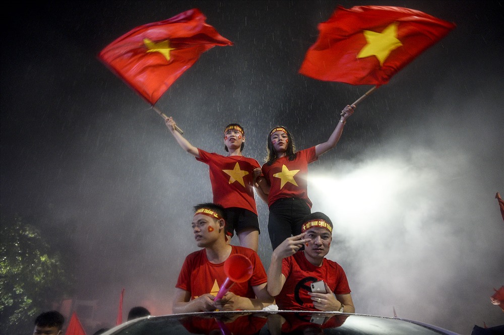 Đỏ một màu cờ.