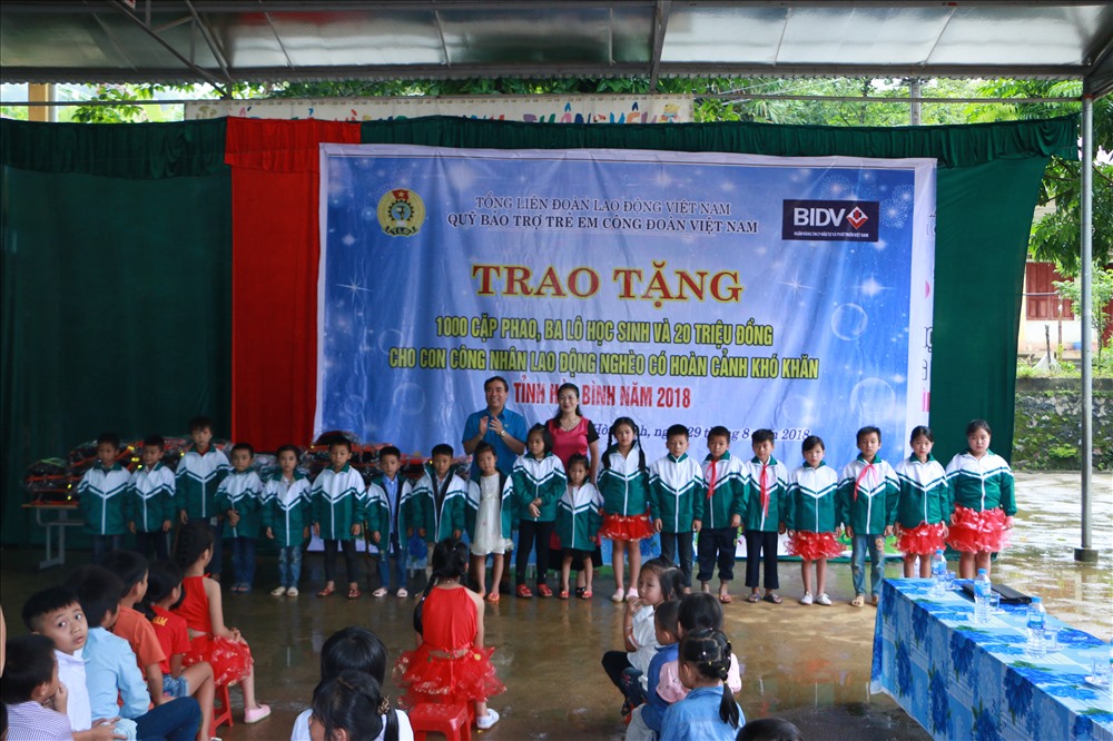 LĐLĐ tỉnh Hoà Bình trao quà cho các học sinh khó khăn, học giỏi Trường Tiểu học Vầy Nưa.