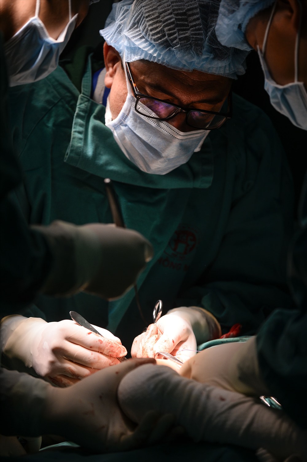 Bệnh nhân bị vẹo cột sống bẩm sinh. Các bác sĩ phải tái tạo lại cấu trúc sinh lý cột sống cùng các vật liệu thay thế như nẹp, vít, ốc, đĩa đệm nhân tạo mà vẫn đảm bảo tủy sống, rễ thần kinh, mạch máu và các cấu trúc xương, dây chằng xung quanh không bị tổn thương.