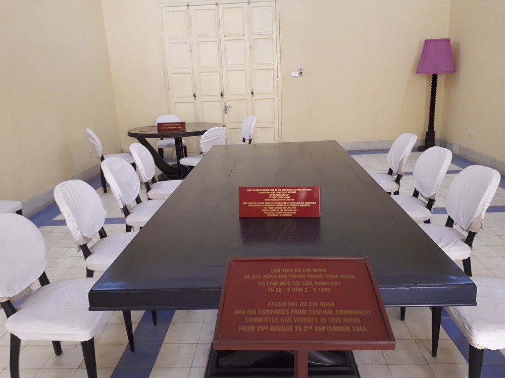 Tầng 2 - nơi làm việc của Bác Hồ và Thường vụ Trung ương - được giữ nguyên nội thất với những hiện vật đã có, trong đó đặt ở giữa là chiếc bàn chữ nhật dài màu cánh gián, 8 ghế tựa đặt ở hai bên, một ghế lớn ở đầu, phủ khăn trắng. Tại chiếc bàn này, Bác Hồ cùng Thường vụ Trung ương đã thông qua 3 nội dung: Tuyên ngôn Độc lập, tổ chức lễ Quốc khánh, thành phần Chính phủ Lâm thời.