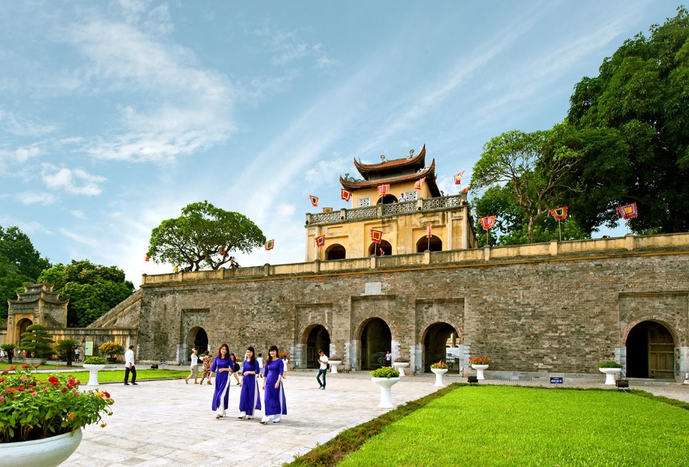 Hoàng Thành Thăng Long là khu di tích lịch sử lâu đời bậc nhất của Hà Nội, vốn là kinh thành Thăng Long xưa từ thế kỷ thứ VII. Cả khu Hoàng Thành bao gồm rất nhiều di tích cổ như các điện, đền, cổng thành, khu khảo cổ, và cả cột cờ Hà Nội cũng nằm trong số đó. Hiện này cổng chính Đoan Môn mới được tu bổ, hứa hẹn sẽ là điểm chụp ảnh check in lý tưởng. Ảnh: Tourhanoi