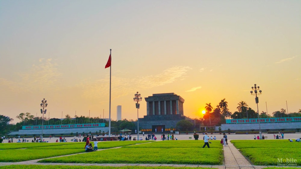 Lăng Bác là địa điểm bạn không thể bỏ qua. Với không gian rộng rãi thoáng mát, Lăng Bác là điểm đến lý tưởng cho mọi người trong dịp nghỉ lễ. Không những thế xung quanh lăng còn có nhiều điểm tham quan hấp dẫn có bề dày lịch sử. Nếu vào lăng hãy nhớ chú ý đến trang phục của mình, bạn nên ăn mặc gọn gàng, chỉnh tề ở những nơi tôn nghiêm. Ảnh sưu tầm