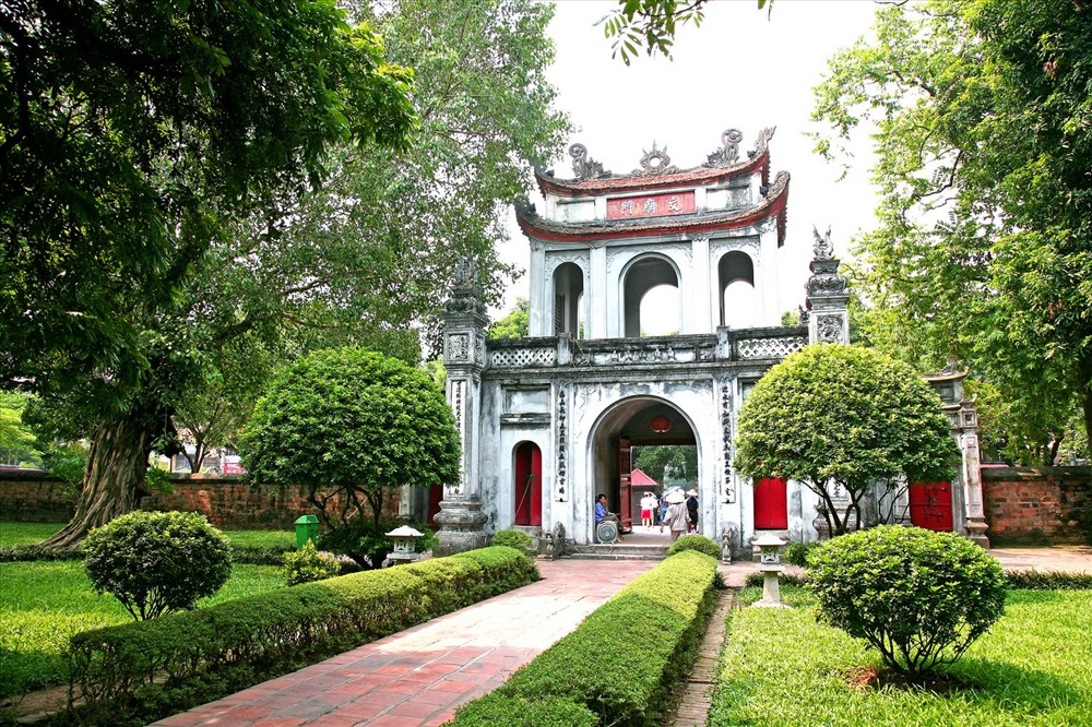 Văn Miếu – Quốc Tử Giám là một quần thể kiến trúc văn hoá hàng đầu và là niềm tự hào của người dân Thủ đô khi nhắc đến truyền thống ngàn năm văn hiến của Thăng Long – Đông Đô – Hà Nội. Văn Miếu Quốc Tử Giám được xem là biểu tượng của tri thức, của nền giáo dục Việt Nam. Đây là nơi thờ phụng các bậc Tiên thánh, Tiên sư của đạo Nho và Tư nghiệp Quốc Tử Giám Chu Văn An – người thầy tiêu biểu về đạo cao, đức trọng của nền giáo dục Việt Nam.