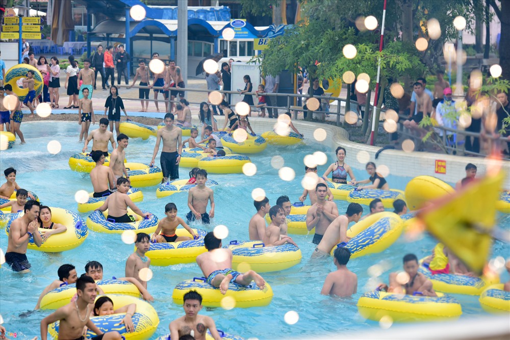 Công viên nước Hồ Tây là một lựa chọn không tồi với du khách. Ở đây có nhiều trò chơi hấp dẫn, giúp bạn có những phút giây thoải mái bên bạn bè người thân. Ảnh: Zing.vn