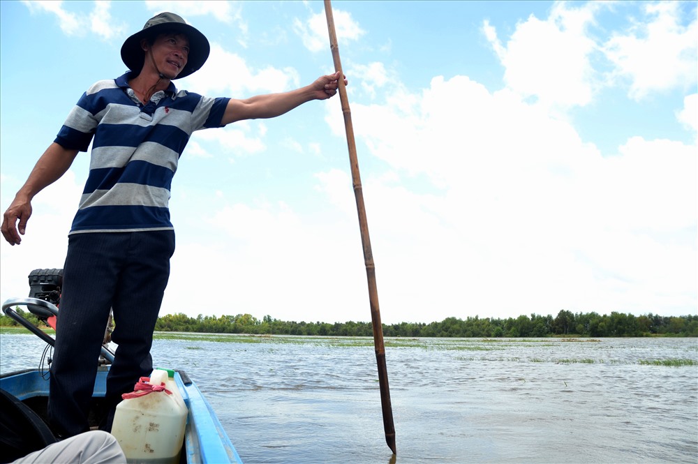 Mới cuối tháng 8, nhưng mực nước trên ruộng đã cao hơn 1,5m khiến cánh đồng lúa mênh mông như biển nước. Ảnh: Lục Tùng