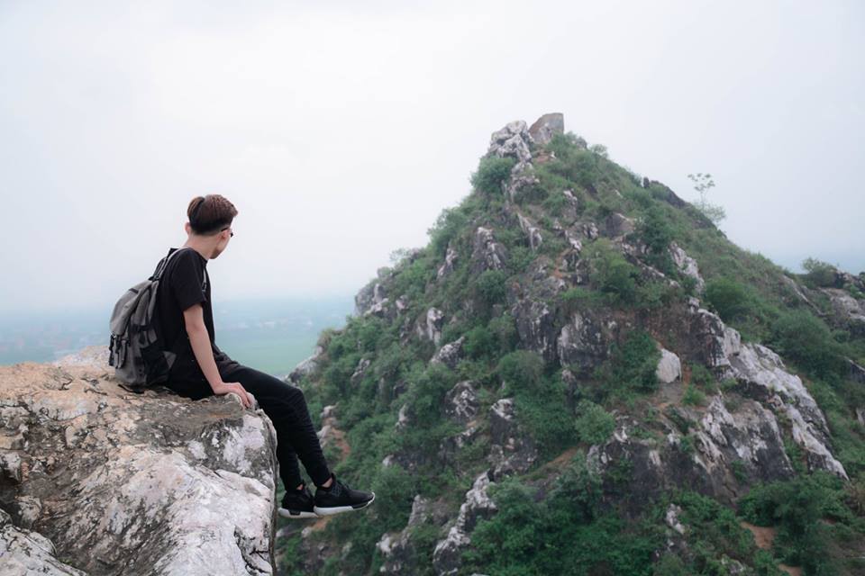 Núi Trầm không quá cao nhưng có khung cảnh đẹp, những tảng đá lớn hình thù sinh động. Đây được coi là địa điểm lí tưởng để giới trẻ sáng tạo nên những bộ ảnh độc đáo, sáng tạo. Ảnh: Phan Anh