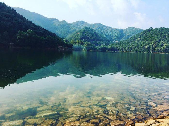 Núi Hàm Lợn Nơi đây được mệnh danh là “nóc nhà của Thủ đô” với độ cao là 462m. Xung quanh khu vực núi có nhiều thắng cảnh đẹp cho du khách chiêm ngưỡng, khám phá. Dưới chân núi Hàm Lợn có hồ Núi Bàu rất rộng, nước trong, sạch. Quang cảnh xung hồ hồ đẹp nhất là vào buổi sáng, khi sương mù giăng phủ cả mặt hồ như những làn khói lãng đãng. Khi hoàng hôn buông xuống, cả mặt trời to tròn nằm thu gọn giữa mặt hồ, yên ả và lặng yên.