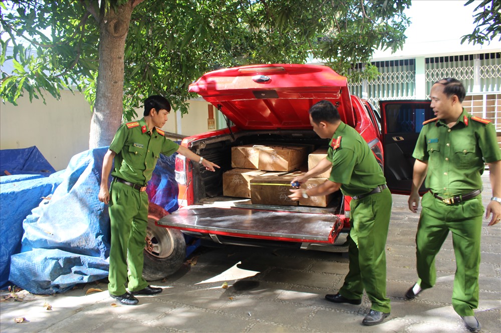 Số gỗ lậu và chiếc xe vận chuyển bị Cảnh sát Kinh tế PC03 thu giữ. Ảnh: Công an cung cấp
