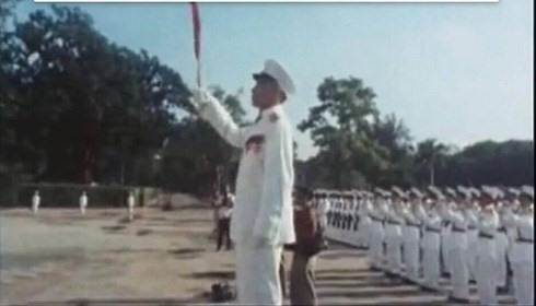 Hình ảnh nhạc sĩ Đinh Ngọc Liên chỉ huy dàn nhạc trong lễ chào cờ ngày 2.9.1945. Ảnh: Tư liệu do gia đình nhân vật cung cấp.