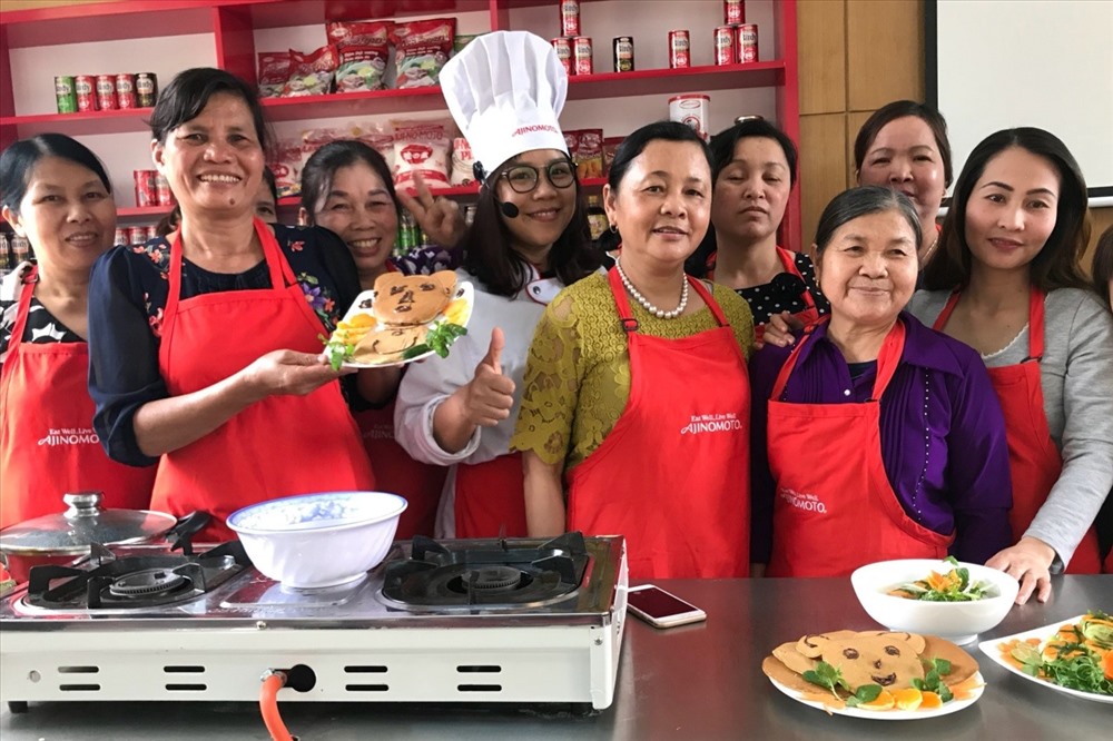 Đông đảo chị em tham gia lớp học nấu ăn.