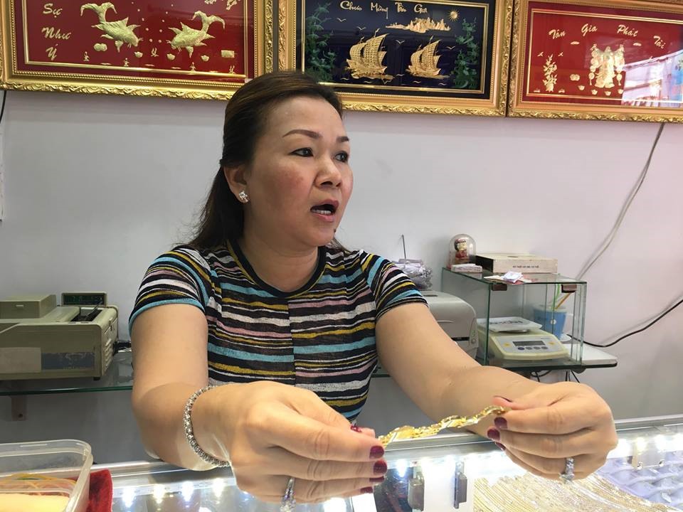 Bà Huệ tường thuật lại sự việc với phóng viên báo Lao Động