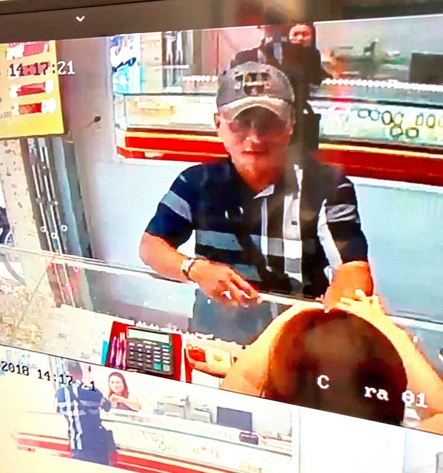 Người đàn ông ăn mặc lịch sự, đi xe sang vào giả vờ hỏi mua vàng