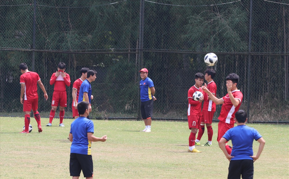 Không khí buổi tập sáng nay củ U23 Việt Nam vô cùng hào hứng, các cầu thủ đã lấy lại tinh thần sau trận thua U23 Hàn Quốc ở bán kết. Ảnh: Đ.Đ