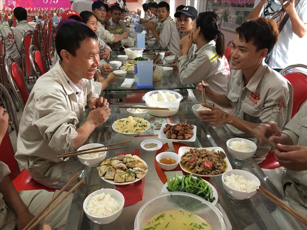 Niềm vui trên gương mặt anh chị em công nhân lao động trong bữa liên hoan mừng Tết Độc lập. Thực đơn gồm gà luộc, thịt nướng, ngan xào xả ớt, măng xào, canh đỗ nấu xương, rau cải