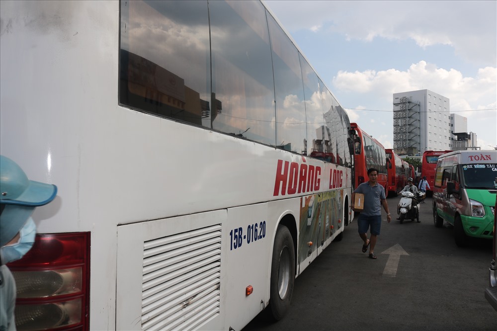 Ngay từ chiều 31/8 đã có hàng trăm xe nối đuôi nhau chờ xuất bến dẫn đến kẹt xe ngay tại bến.