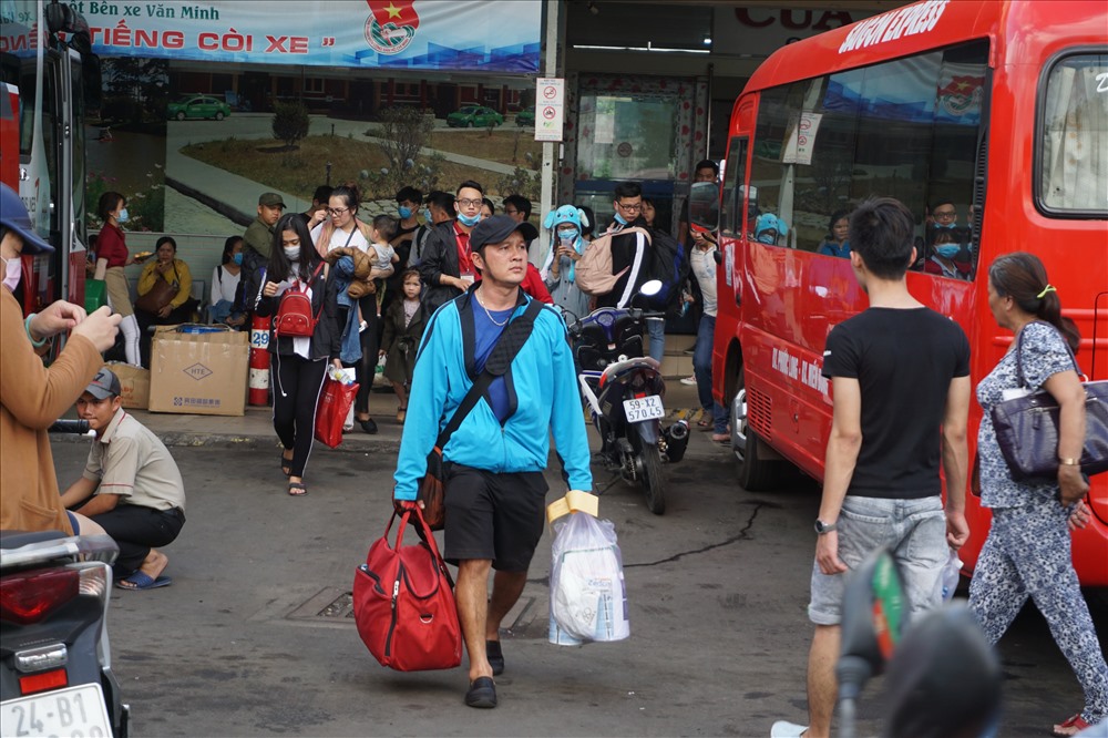 Người nào cũng tay xách nách mang.