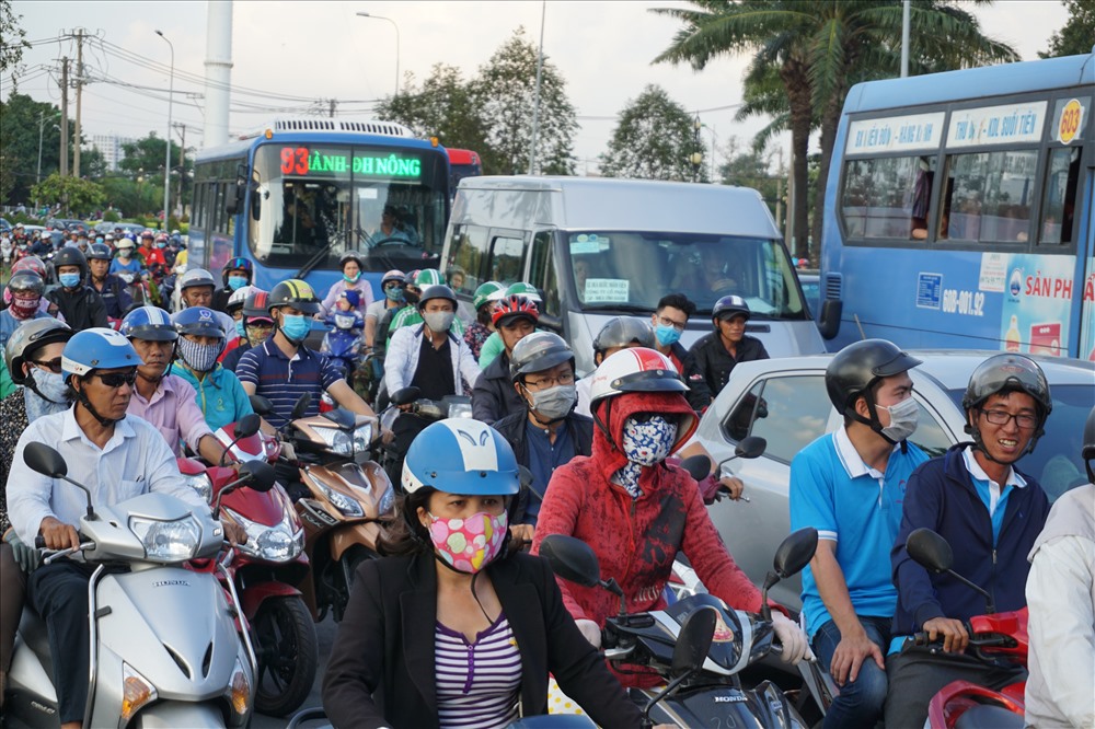 Dòng phương tiện xếp hàng dài nhích từng chút một để vào bến xe Miền Đông.