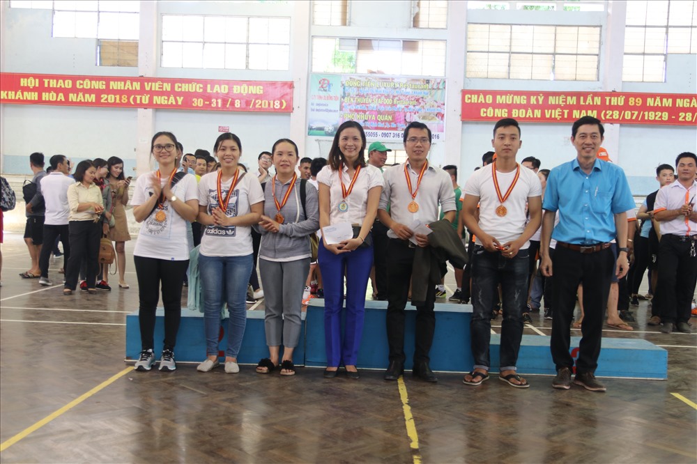Đại diện ban tổ chức trao huy chương cho đơn vị đạt giải môn thi kéo co. Ảnh: P.L